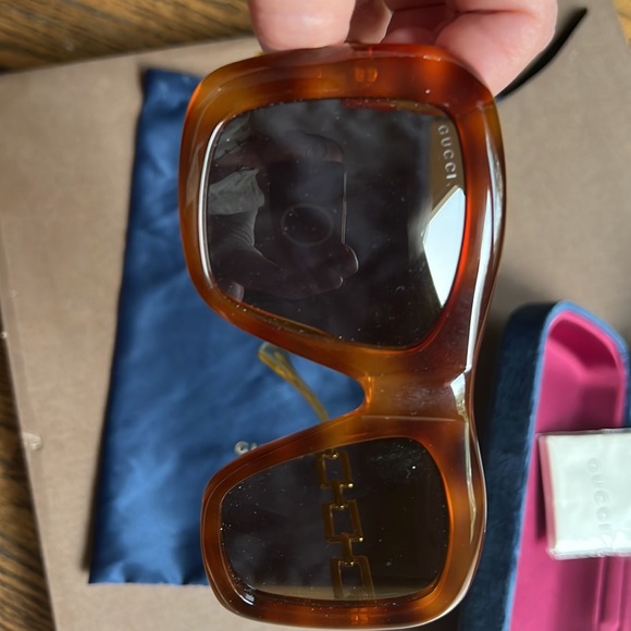 Gorgeous original GUCCI sunglasses. Brown with gold metal sides and blue case! - Picture 3 of 4